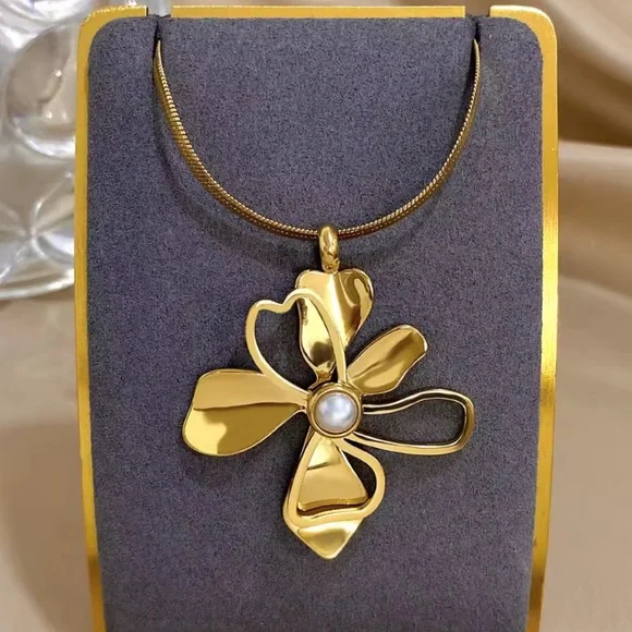 Zara New Women Flower shape Gold Flower Pendant Necklace - Picture 2 of 4